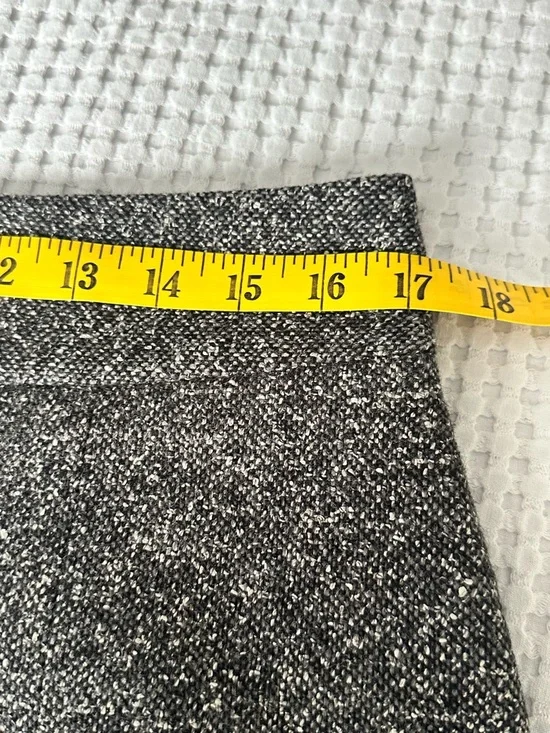 Banana Republic Mad Men
Size 8 Wool skirtClassic Black Tweed Women's - Picture 9 of 12
